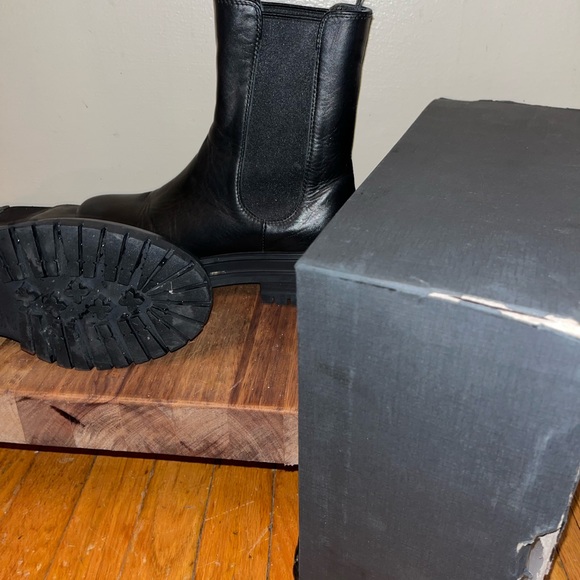 Slip On Gorgeous Black Leather Blondos Waterproof Boots Ordered them for myself - Picture 6 of 7